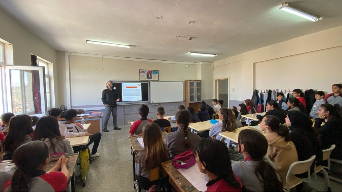 Develi Rehberlik Araştırma Merkezinden Gelen Rehberlik Öğretmenizden Ortaokul Öğrencilerimize Seminer